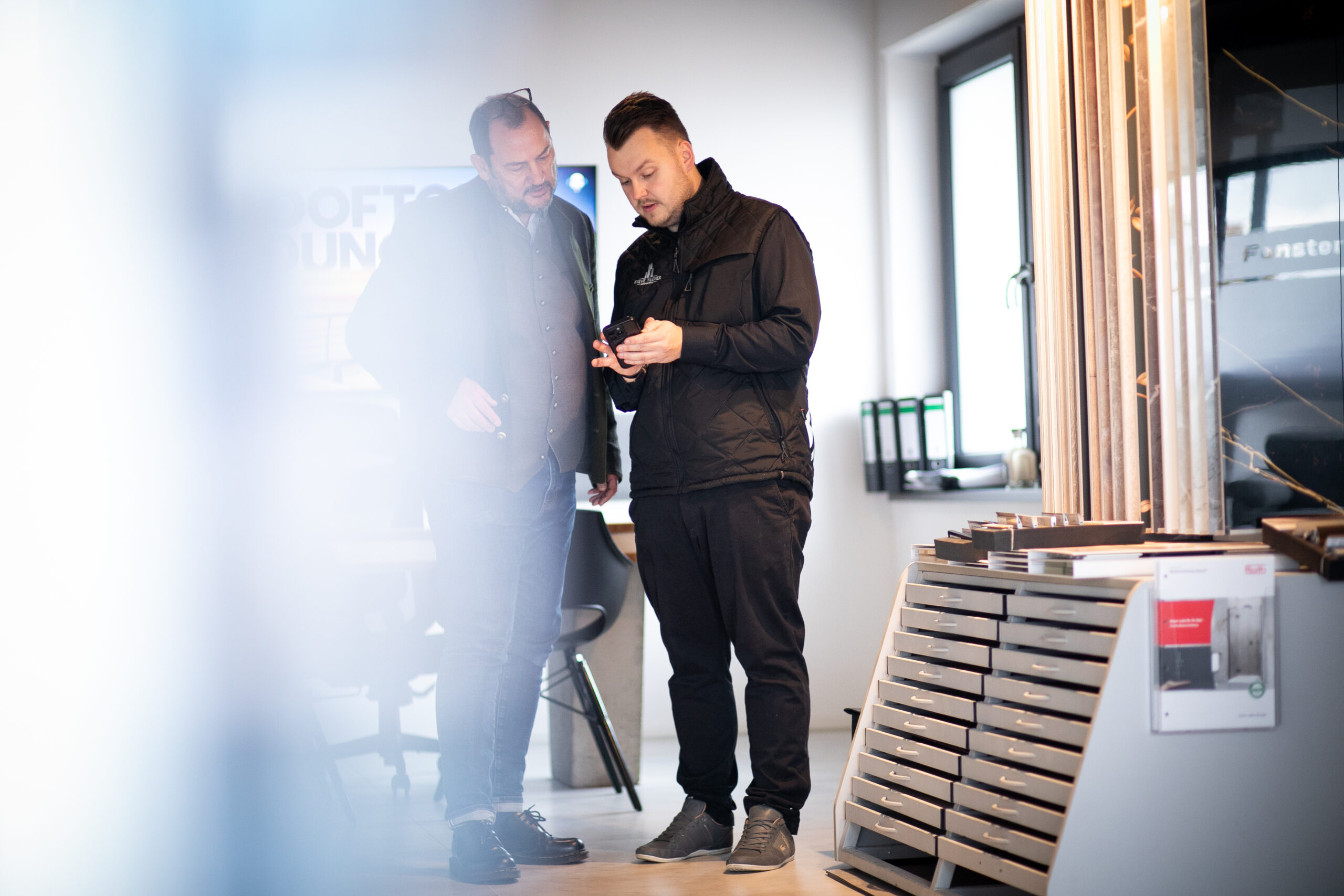 Tilgner Innenausbau Jedes Projekt ist einzigartig – genau wie die Anforderungen dahinter. Deshalb planen und realisieren wir individuelle Lösungen, die perfekt zu Dir, Deinem Raum und Deinem Anspruch passen. Von der ersten Idee bis zur finalen Übergabe begleiten wir Dich zuverlässig und mit handwerklicher Sorgfalt. Unsere Arbeit endet nicht beim Einbau, sondern beim perfekten Ergebnis.