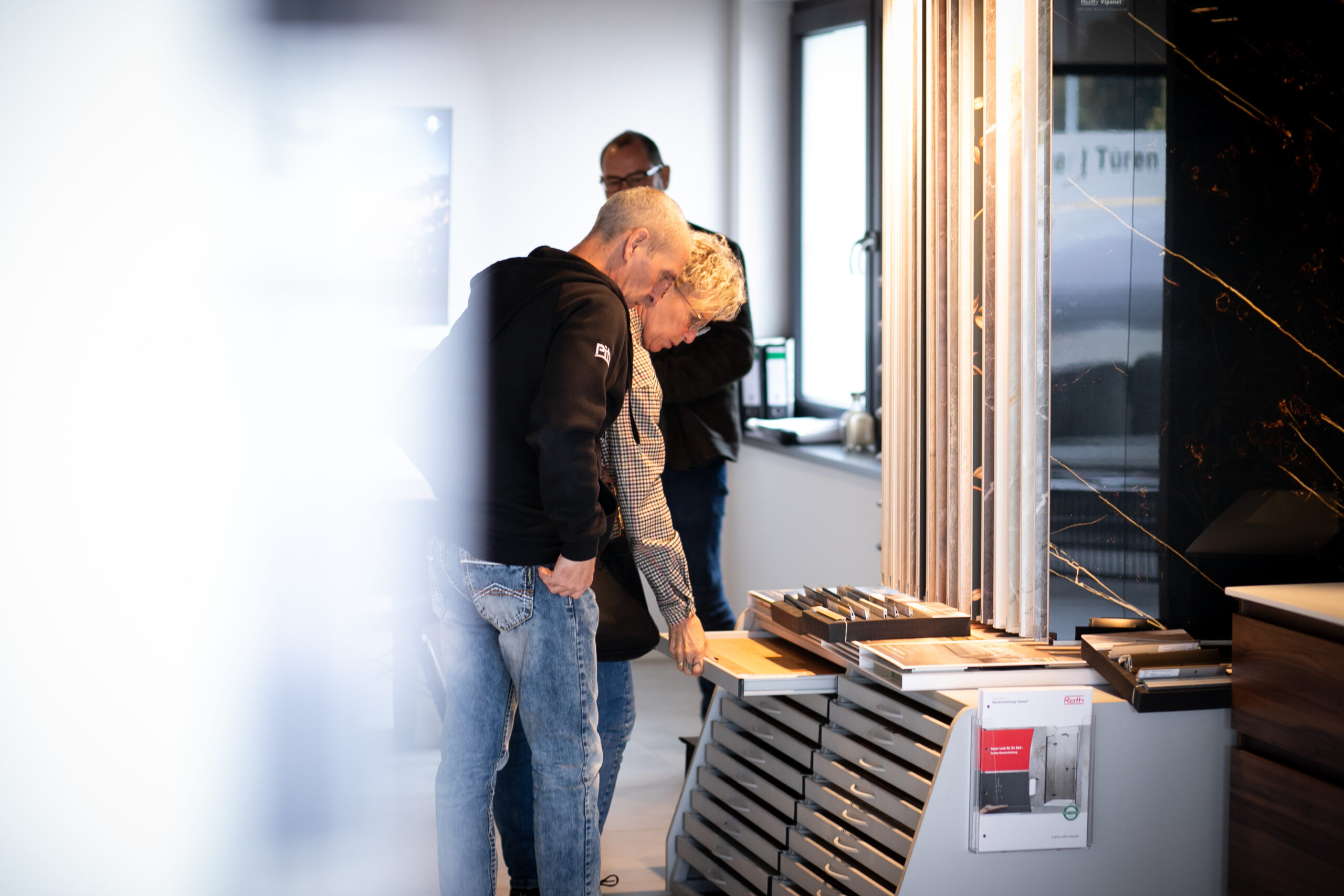 Tilgner Innenausbau Von großformatigen Feinsteinfliesen bis hin zu edlen Mosaiken – wir beraten Dich zu allen Formaten, Farben und Verlegearten. Auf Wunsch übernehmen wir auch die komplette Raumgestaltung mit passender Beleuchtung, Sockelleisten und Übergängen – alles aus einer Hand.